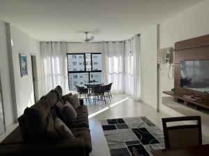 Apto Pitangueiras Enorme 150m2, 200m da praia, vista, 2 vagas carro, piscina, servico praia, 3 quartos com ar condicionado e 3 banheiros