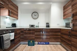 Spacious City Center Apartment By Smart Apartments Short Lets & Serviced Accommodation Apartment Southampton With Free WiFi