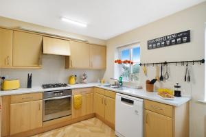 Dis-counts for Family and Work Stays - 2x Ensuites, private parking and garden