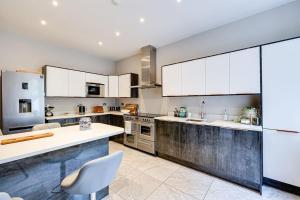 Delightful holiday home with sea views and Hot Tub