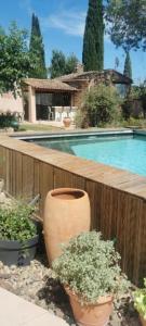 Cabanon provençal, piscine et jacuzzi partagés