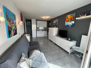 Superbe T2 face mer piscine