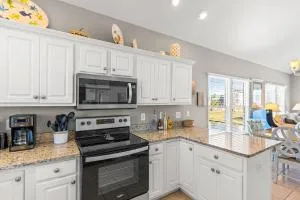 3 Palm- 4 Bd 3 Ba Island Park Home 2 Blocks From Beach in Island Park! - Sunset Beach