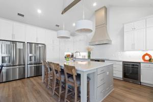 8-bedroom, 8-bathroom with Elevator & Heated Pool