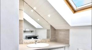 La Voute Chambérienne GRAND T2 61m2 - Vue Montagnes - TV 4K Géante - WIFI-Fibre - Machine à Laver - Lave Vaiselle - Parking - Confort - Spacieux