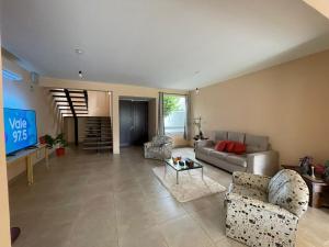 Casa familiar 2 pisos con amplio patio- 6 personas