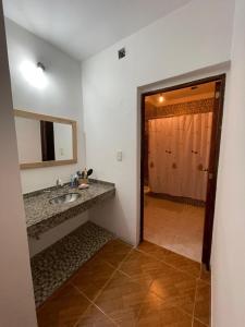 Casa familiar 2 pisos con amplio patio- 6 personas