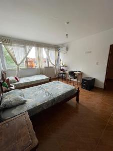 Casa familiar 2 pisos con amplio patio- 6 personas