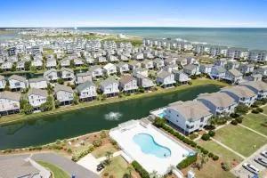4 BD 3 BA Cottage on Ocean Isle Beach with Water View & Community Pool! - Sunset Beach