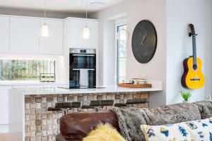 Stylish new home with parking - king beds garden