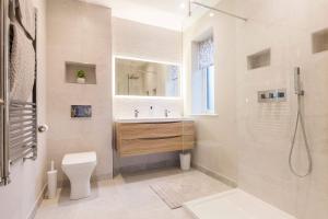 Stylish new home with parking - king beds garden