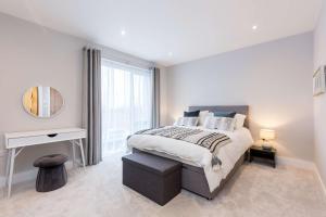 Stylish new home with parking - king beds garden