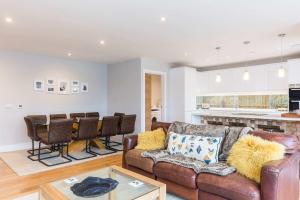 Stylish new home with parking - king beds garden