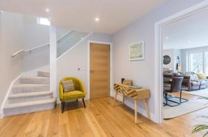 Stylish new home with parking - king beds garden