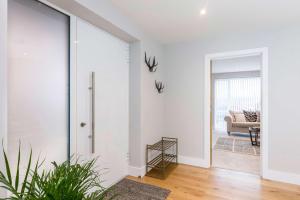 Stylish new home with parking - king beds garden