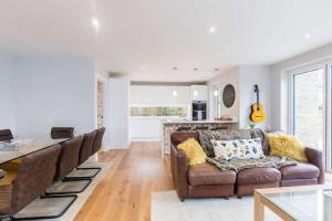 Stylish new home with parking - king beds garden