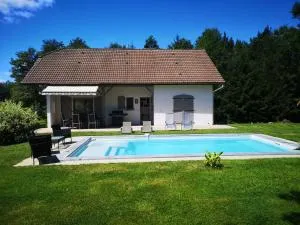 Spacieuse villa, vaste jardin avec piscine privée au calme de la campagne - Esboz-Brest