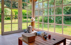 Maisons de vacances Lovely Home In Canville Les Deux Egli : photos des chambres