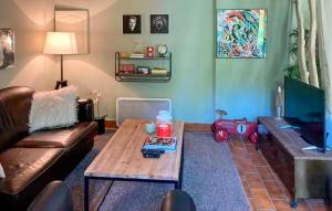 Maisons de vacances Lovely Home In Canville Les Deux Egli : photos des chambres