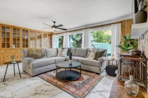 The Stone Lodge - Sleeps 15 - Hot Tubs - Game Room