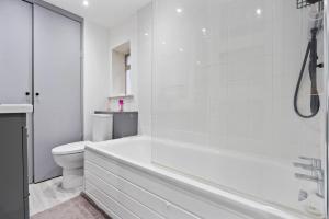 Stylish 1BR Fulham Flat with Private Patio