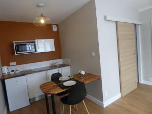 Appartements Lalberome Appartement Golden Cholet centre Parking prive Wifi : photos des chambres