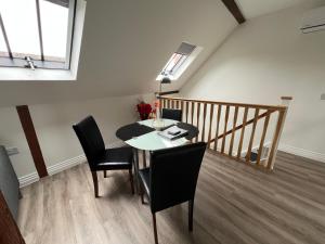 Glastonbury Secret Retreat - 1 BD Split-Level Apt, Sleeps 3