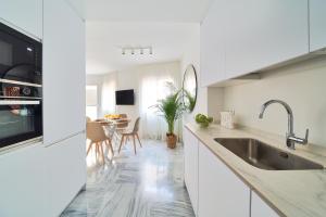 Modern City Centre Apartment w Terrace & Fast WIFI