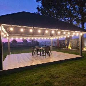 Alaya stays Inara Retreat Pet-Friendly 1-Cottage with a Mezzanine Loft, Shared Pool, and Garden