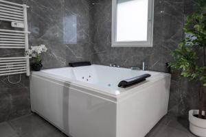Appartements Suite avec jacuzzi & terrasse : photos des chambres