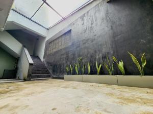 Modern Stay, Prime Location !