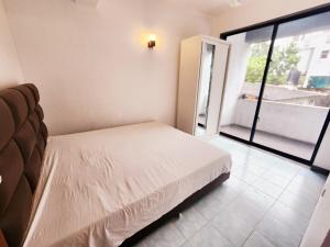 Modern Stay, Prime Location !