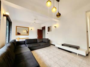 Modern Stay, Prime Location !