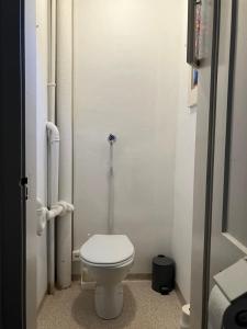 Very Old simple Flat 60m2 center of Burgdorf private Parking - SMALL BATHROOM