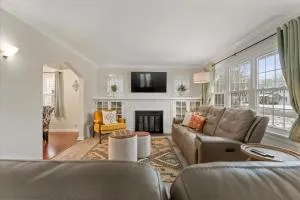 5 Mins to UND - Cozy 4BD with BBQ & Pool Table - Orchard Heights Addition