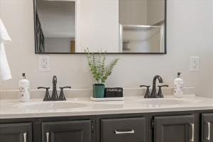 5 Mins to UND - Cozy 4BD with BBQ & Pool Table