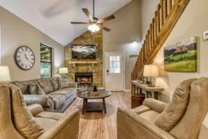 Serene Chalet w Hot Tub, Games, Wi-Fi, Pets OK - Williamsburg