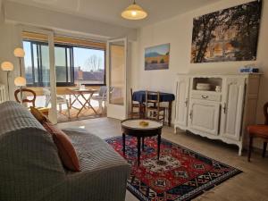 KO T2 avec grand balcon filant, Wifi, Clim à 4 min Remparts