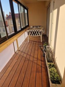 KO T2 avec grand balcon filant, Wifi, Clim à 4 min Remparts