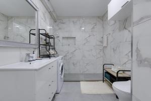 BELLAVISTA STUDIO - Modern and Renovated near Fishermens Beach