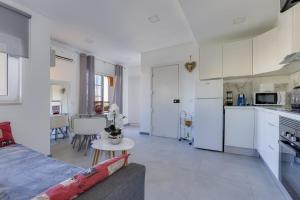 BELLAVISTA STUDIO - Modern and Renovated near Fishermens Beach