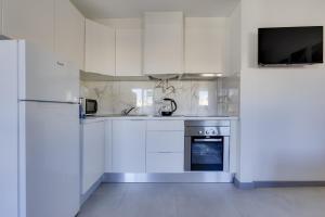 BELLAVISTA STUDIO - Modern and Renovated near Fishermens Beach