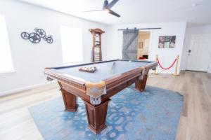 Big Family House w Theater Pool table