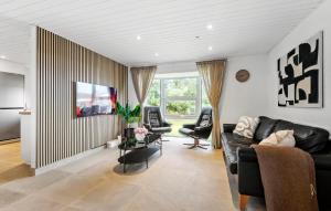 5 Bedroom Nice Home In Blåvand