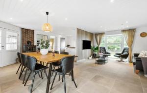 5 Bedroom Nice Home In Blåvand