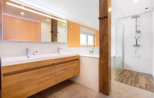 Maisons de vacances Lovely Home In Ledinghem With Wifi : photos des chambres