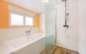Maisons de vacances Lovely Home In Ledinghem With Wifi : photos des chambres