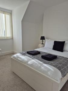 Beautiful 5-Bedroom home with Free Parking