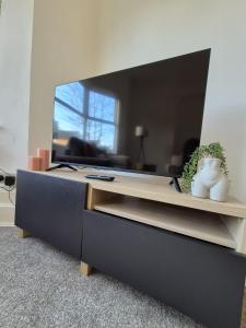 Beautiful 5-Bedroom home with Free Parking