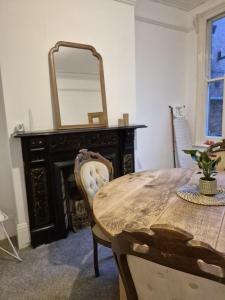 Beautiful 5-Bedroom home with Free Parking